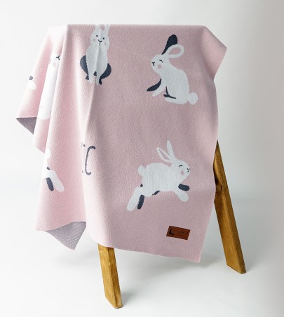 Zestaw różowych bawełnianych kocyków - króliki / klasyk